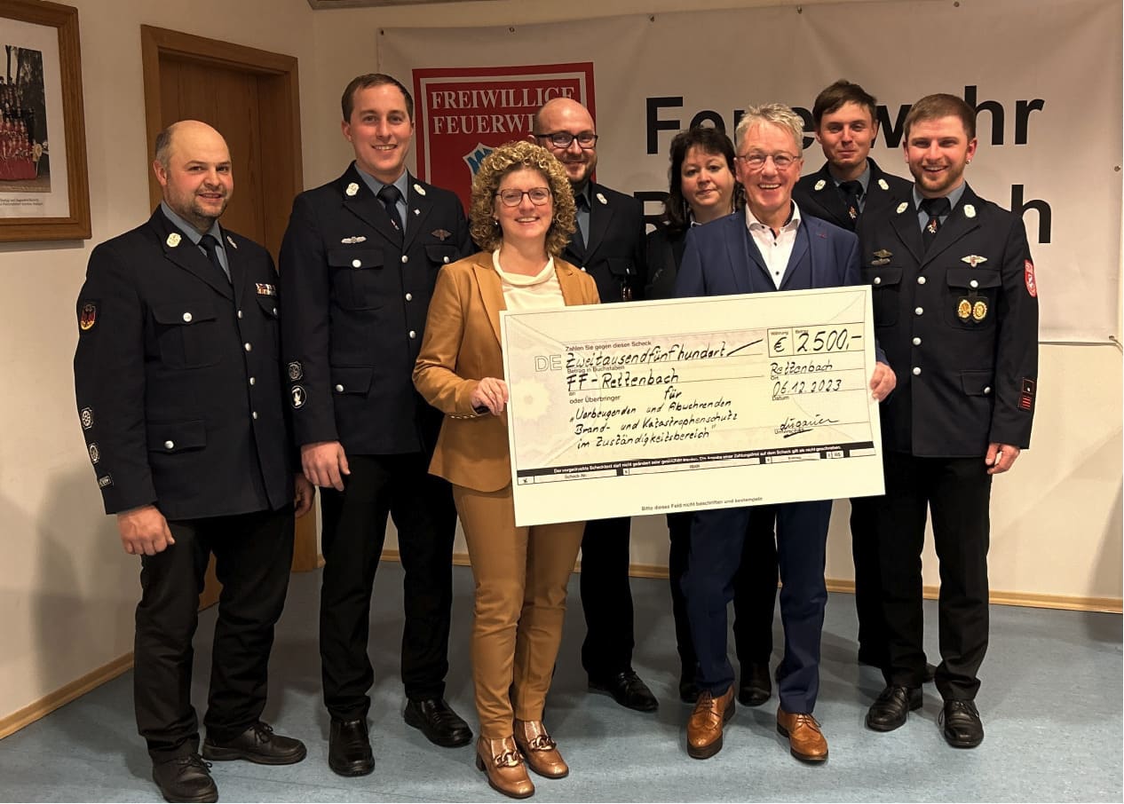 Foto bei der Übergabe der Spende für die Feuerwehr Rettenbach